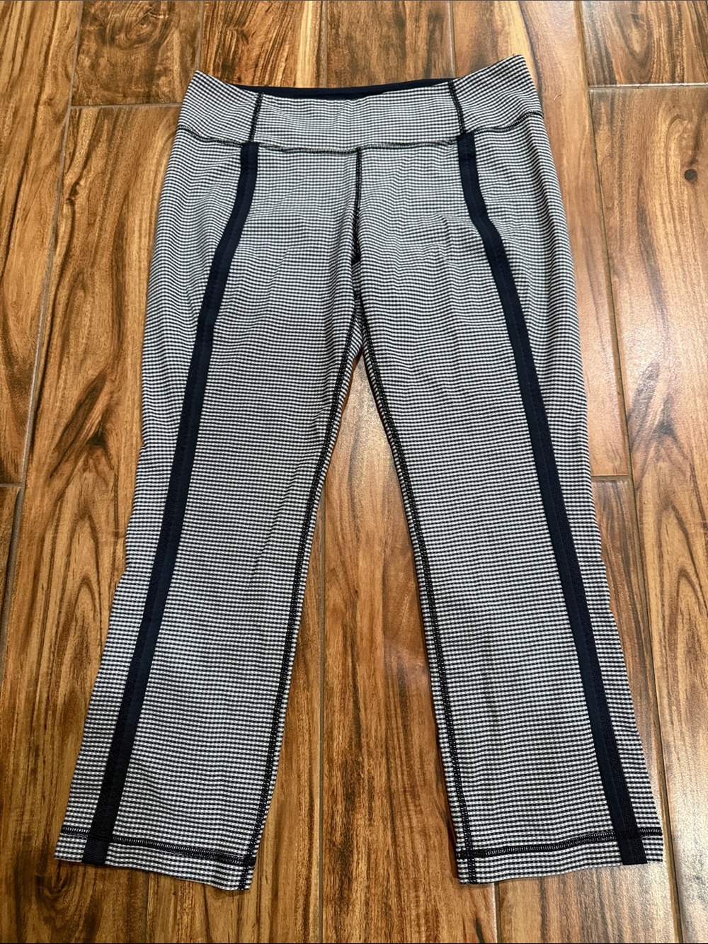 Lululemon size 10 navy blue gingham cropped leggings with blue ribboned detail